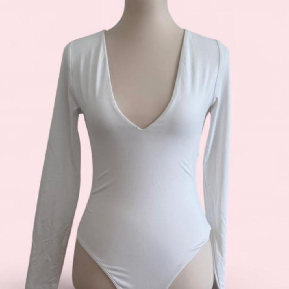 Aritzia Babaton White Long Sleeve Deep‎ V Bodysuit Size M
